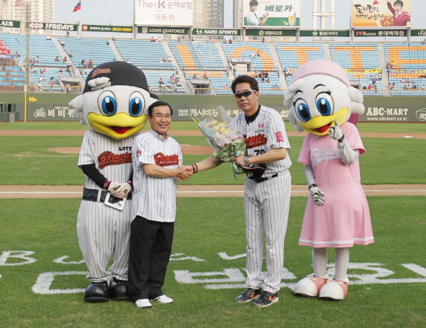 가고시마 모리 시장의 꽃다발 전달